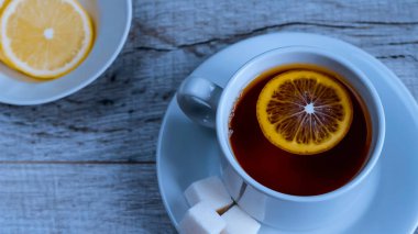 Sabahları kahvaltıda limonlu çay. Sıcak bir içecek