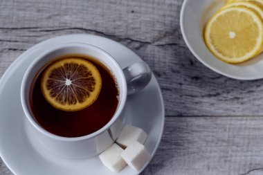 Sabahları kahvaltıda limonlu çay. Sıcak bir içecek