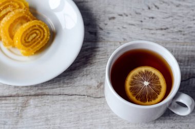 Sabahları kahvaltıda limonlu çay. Sıcak bir içecek