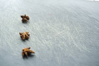 Doğu çeşniler bir masada evde dağılmış. Zerdeçal ve pe