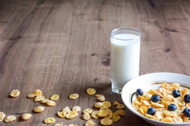 Tahıl ve meyve masada kahvaltı için. H, lezzetli yemek