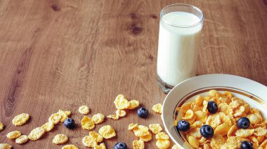 Tahıl ve meyve masada kahvaltı için. H, lezzetli yemek