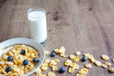 Tahıl ve meyve masada kahvaltı için. H, lezzetli yemek
