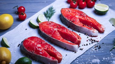 Balık yemek için masaya dilimlenmiş. Lezzetli deniz ürünleri yemeği. Tr