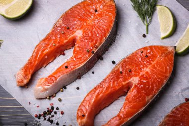 Balık yemek için masaya dilimlenmiş. Lezzetli deniz ürünleri yemeği. Tr