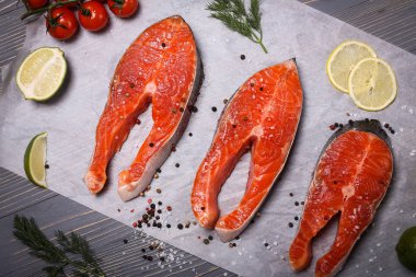 Balık yemek için masaya dilimlenmiş. Lezzetli deniz ürünleri yemeği. Tr