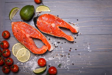 Balık yemek için masaya dilimlenmiş. Lezzetli deniz ürünleri yemeği. Tr