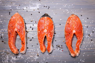 Balık yemek için masaya dilimlenmiş. Lezzetli deniz ürünleri yemeği. Tr