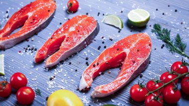 Balık yemek için masaya dilimlenmiş. Lezzetli deniz ürünleri yemeği. Tr