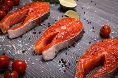 Balık yemek için masaya dilimlenmiş. Lezzetli deniz ürünleri yemeği. Tr