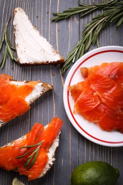 Balık yemek için masaya dilimlenmiş. Lezzetli deniz ürünleri yemeği. Tr