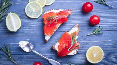 Balık yemek için masaya dilimlenmiş. Lezzetli deniz ürünleri yemeği. Tr