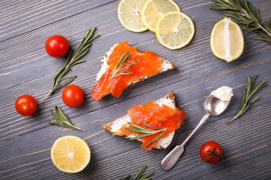 Balık yemek için masaya dilimlenmiş. Lezzetli deniz ürünleri yemeği. Tr