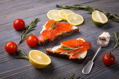 Balık yemek için masaya dilimlenmiş. Lezzetli deniz ürünleri yemeği. Tr