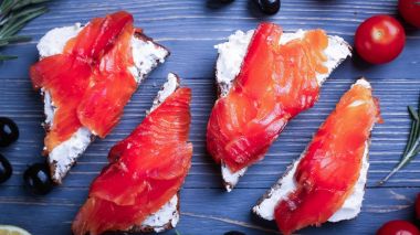 Balık yemek için masaya dilimlenmiş. Lezzetli deniz ürünleri yemeği. Tr