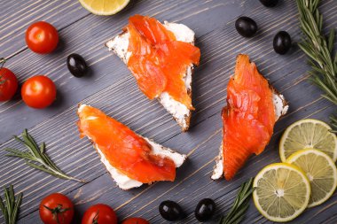 Balık yemek için masaya dilimlenmiş. Lezzetli deniz ürünleri yemeği. Tr