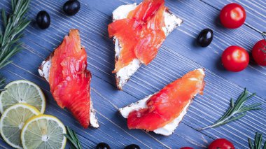 Balık yemek için masaya dilimlenmiş. Lezzetli deniz ürünleri yemeği. Tr