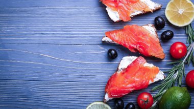 Balık yemek için masaya dilimlenmiş. Lezzetli deniz ürünleri yemeği. Tr