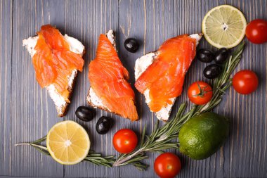 Balık yemek için masaya dilimlenmiş. Lezzetli deniz ürünleri yemeği. Tr