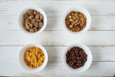 Tahıl kahvaltı için geçerli. Süt lezzetli yüzük.