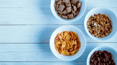 Tahıl kahvaltı için geçerli. Süt lezzetli yüzük.