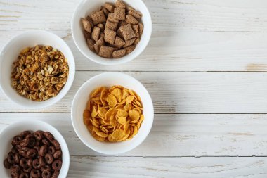 Tahıl kahvaltı için geçerli. Süt lezzetli yüzük.