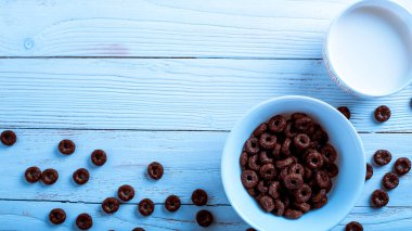 Tahıl kahvaltı için geçerli. Süt lezzetli yüzük.