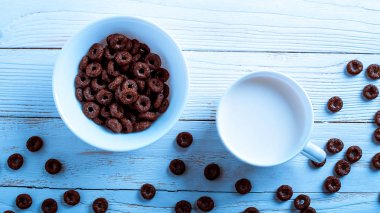 Tahıl kahvaltı için geçerli. Süt lezzetli yüzük.