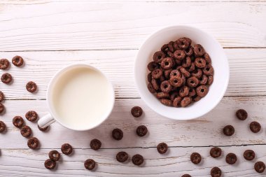 Tahıl kahvaltı için geçerli. Süt lezzetli yüzük.