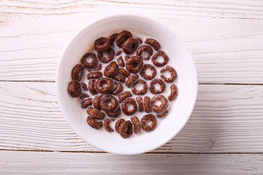 Tahıl kahvaltı için geçerli. Süt lezzetli yüzük.