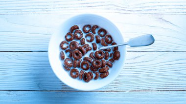 Tahıl kahvaltı için geçerli. Süt lezzetli yüzük.