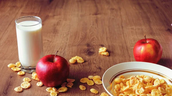 Cereales y frutas para el desayuno en la mesa. Deliciosa comida en h — Foto de Stock