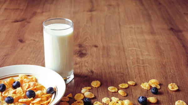 Cereales y frutas para el desayuno en la mesa. Deliciosa comida en h — Foto de Stock