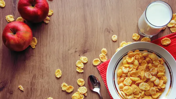 Céréales et fruits pour le petit déjeuner sur la table. Délicieux repas à h — Photo