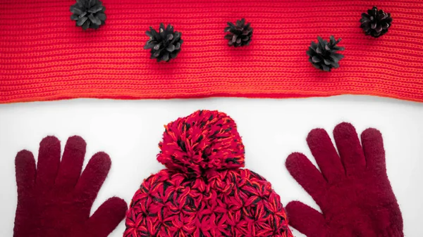 Cachecol de malha e chapéu na mesa. Roupas quentes para queda e wi — Fotografia de Stock