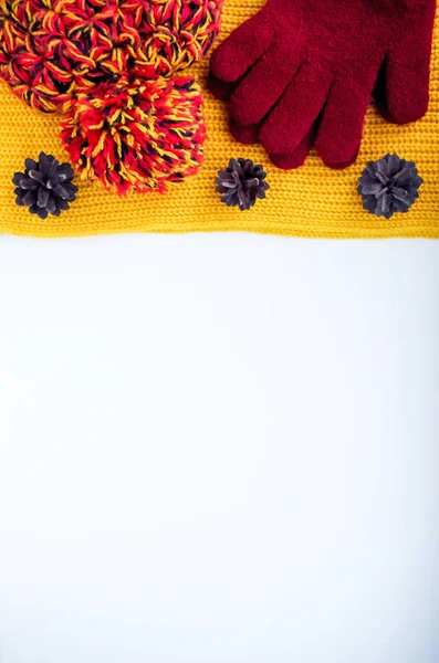 ニット スカーフと帽子、テーブルに。秋との wi の暖かい服 — ストック写真