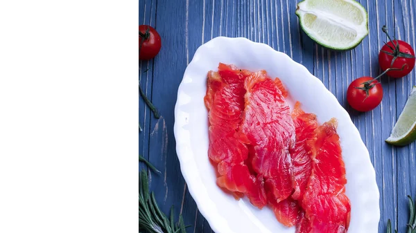 Pesce affettato sul tavolo per i pasti. Deliziosa cena a base di pesce. Tr — Foto Stock