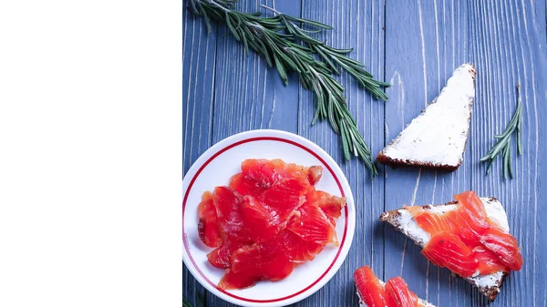 Fish sliced on the table for meals. Delicious seafood dinner. Tr — Stock Photo, Image