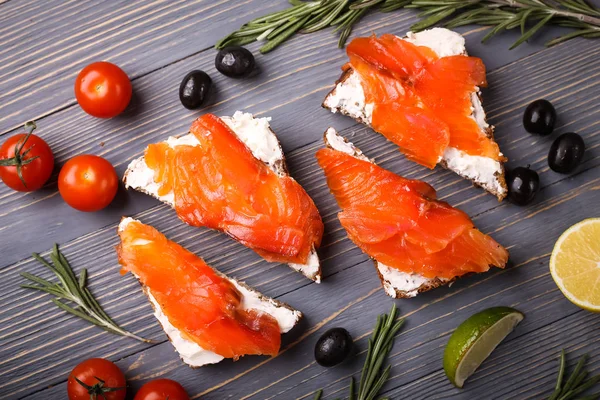 Balık yemek için masaya dilimlenmiş. Lezzetli deniz ürünleri yemeği. Tr