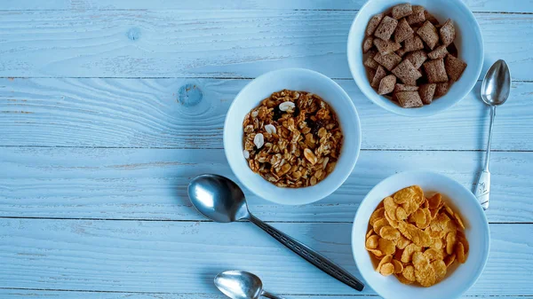 Cereales para el desayuno está sobre la mesa. Deliciosos anillos de leche . — Foto de Stock