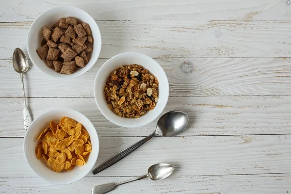 O Cereal for Breakfast está em cima da mesa. Anéis deliciosos de leite . — Fotografia de Stock