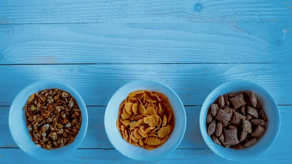 朝食のための穀物はテーブルの上です。牛乳からおいしいリング. — ストック写真