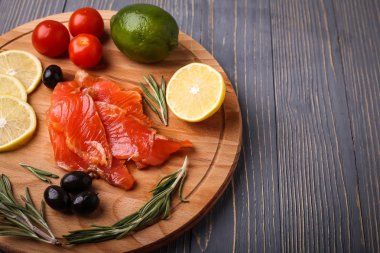 Balık yemek için masaya dilimlenmiş. Lezzetli deniz ürünleri yemeği. Tr