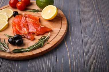 Balık yemek için masaya dilimlenmiş. Lezzetli deniz ürünleri yemeği. Tr