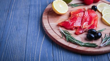 Balık yemek için masaya dilimlenmiş. Lezzetli deniz ürünleri yemeği. Tr