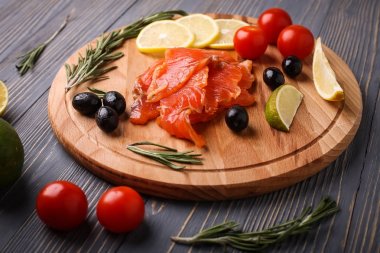 Balık yemek için masaya dilimlenmiş. Lezzetli deniz ürünleri yemeği. Tr