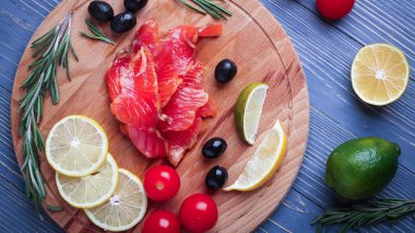 Balık yemek için masaya dilimlenmiş. Lezzetli deniz ürünleri yemeği. Tr