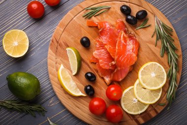 Balık yemek için masaya dilimlenmiş. Lezzetli deniz ürünleri yemeği. Tr