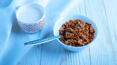 Tahıl kahvaltı için geçerli. Süt lezzetli yüzük.