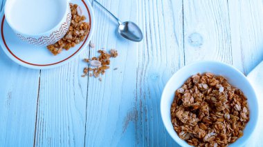 Tahıl kahvaltı için geçerli. Süt lezzetli yüzük.